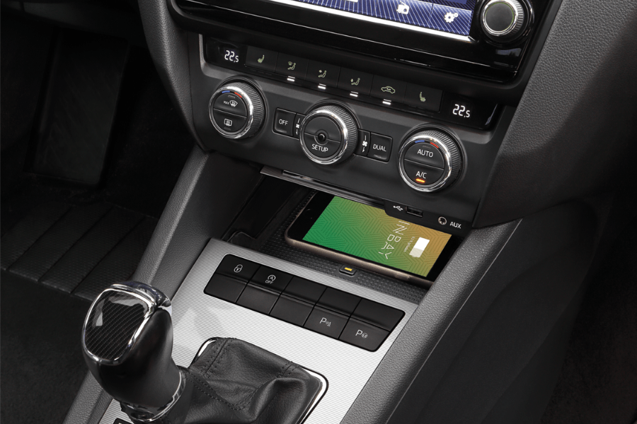 INBAY® Škoda Octavia 5E (2013–2020) 10W Wireless smartphone charging pocket